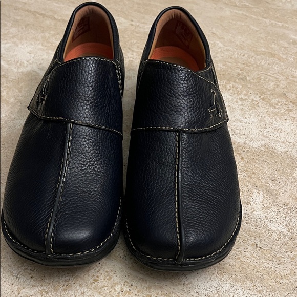 NWOT - Clarks Unstructured Navy Blue Slip-On Shoes - Picture 1 of 7